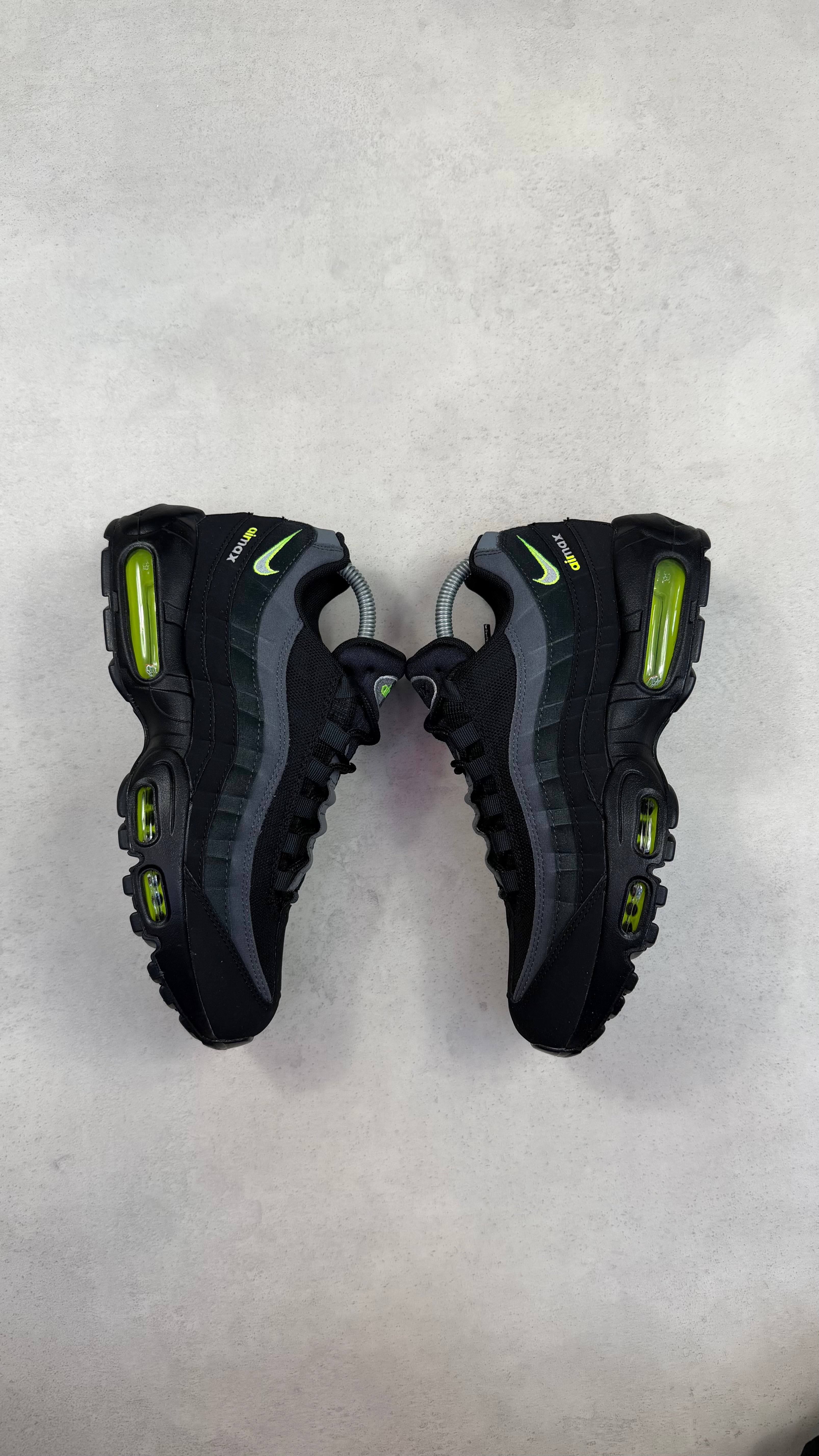 Air Max 95 Retro Volt Logo