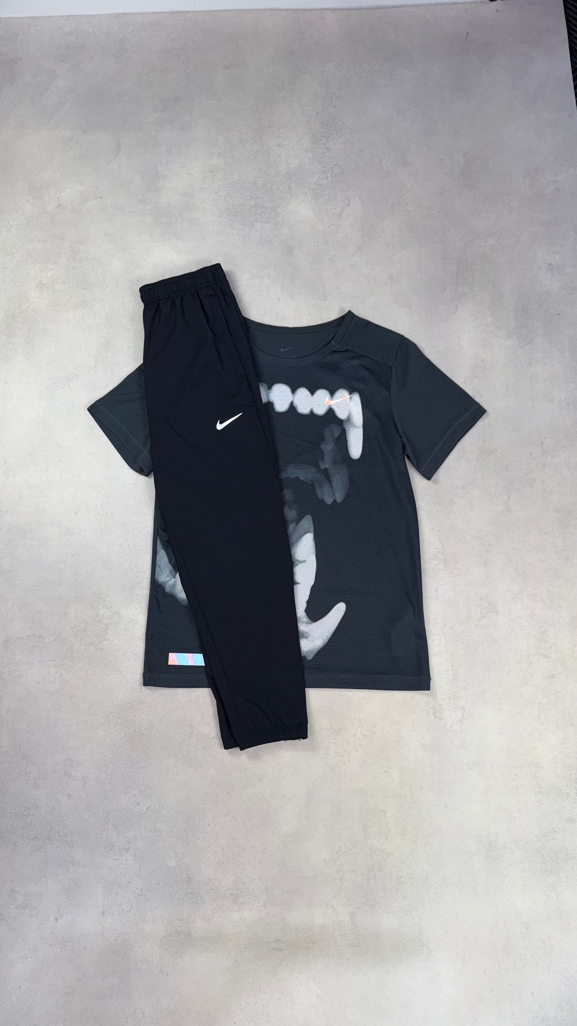 Nike Teeth Miler T-Shirt & Black Challenger Pants Duo Set