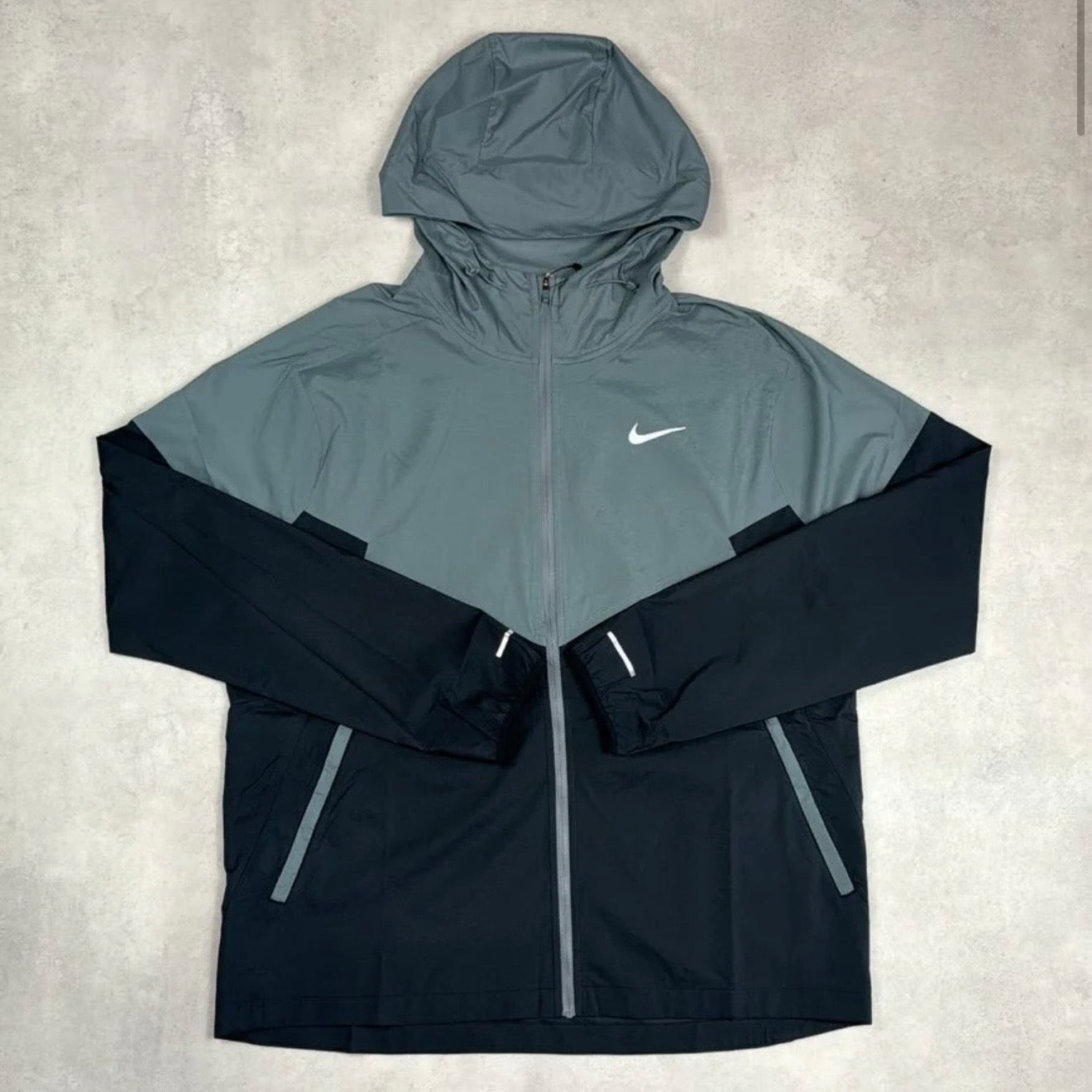 Nike UV Windrunner - Grey/Black