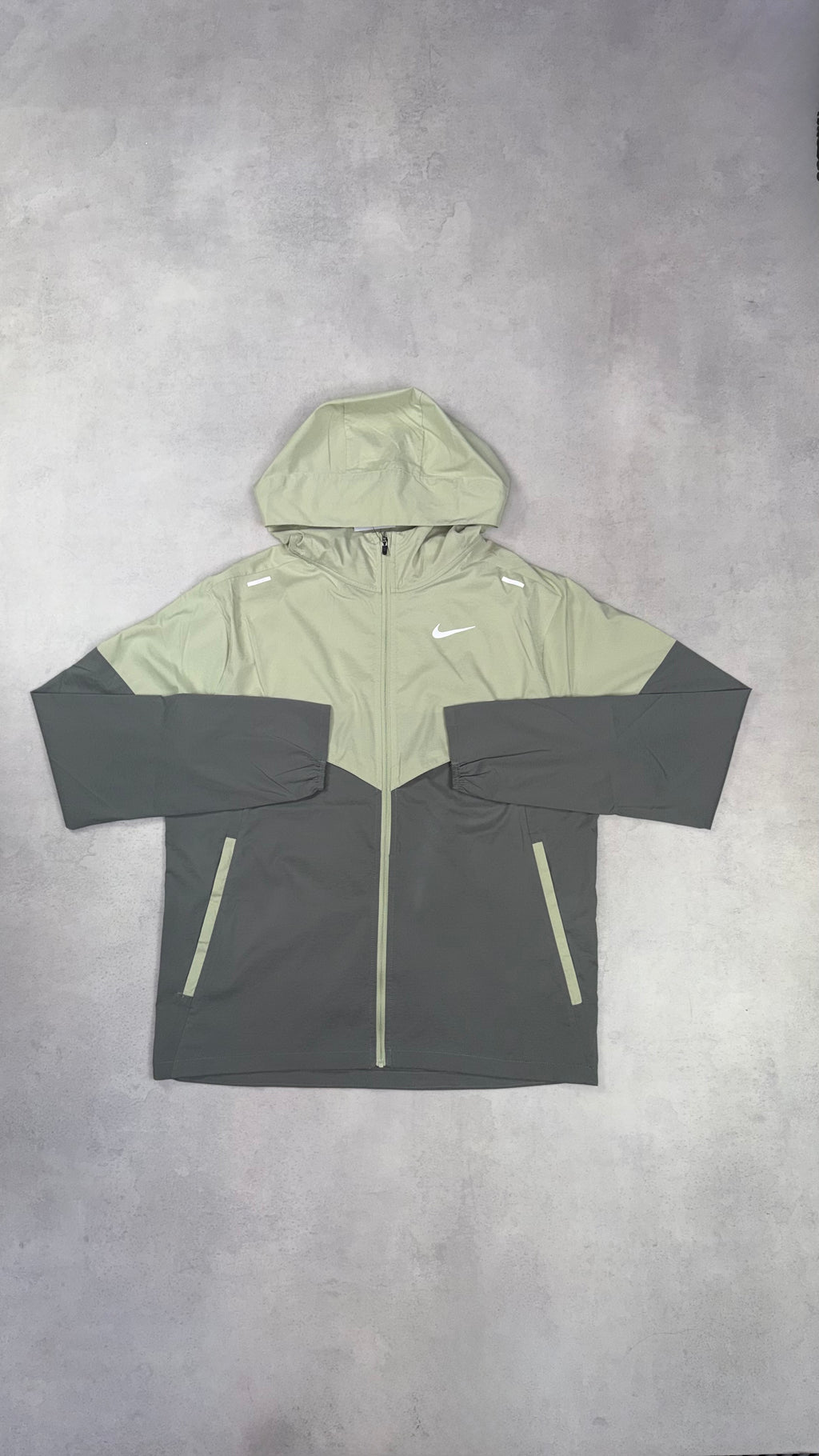 Nike UV Windrunner - Olive