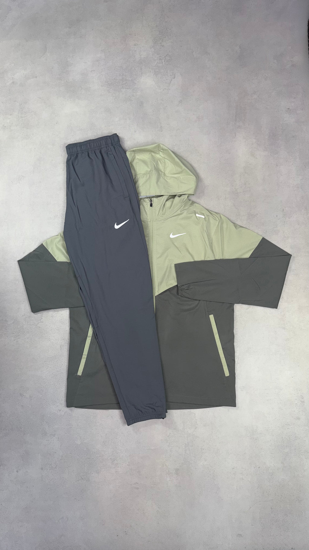 Nike UV Windrunner - Olive
