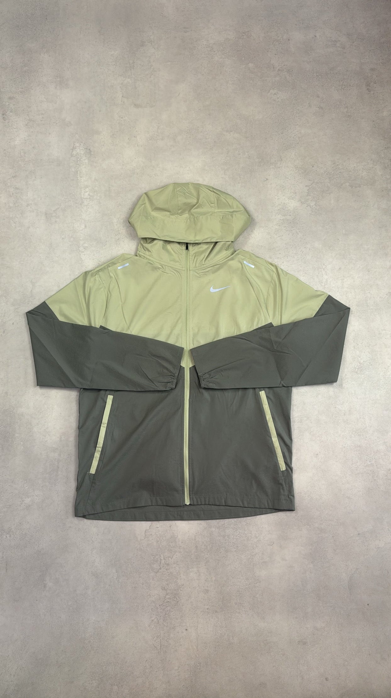 Nike UV Windrunner Olive